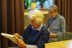 L. Renner und A. Hinze beim Porträtzeichnen